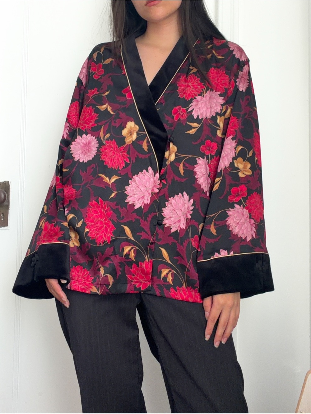 Jones New York Black Satin Kimono Top with Pink Red Floral Print and Velvet Cuff